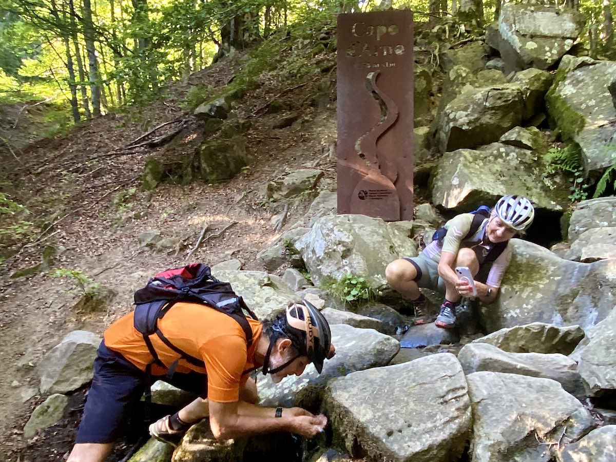 capo Arno ciclisti coppia bevono